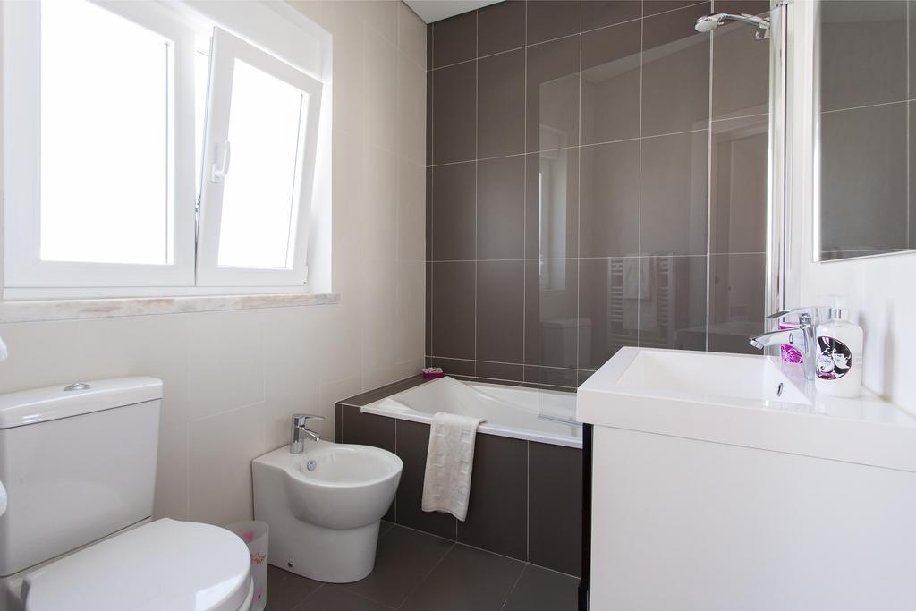 Joivy Joyful 2Br Apt With Terrace Nearby Sao Bento Palace Lisboa Habitación foto
